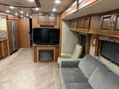 2017 Fleetwood PACE ARROW LXE 38F photo 38