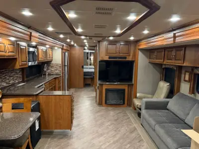 2017 Fleetwood PACE ARROW LXE 38F photo 42