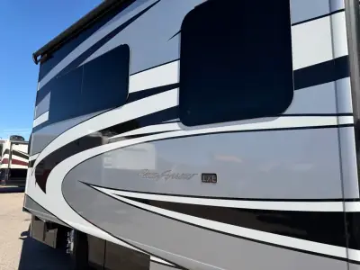 2017 Fleetwood PACE ARROW LXE 38F photo 6