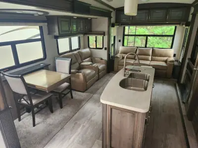 2019 Keystone Montana 3720RL photo 10