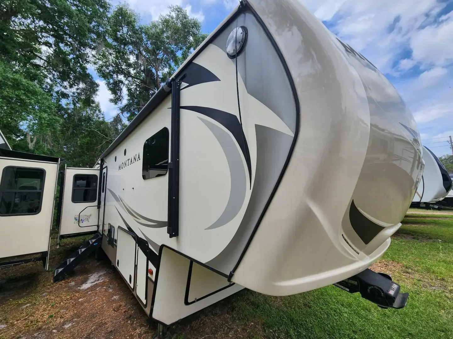 2019 Keystone Montana 3720RL exterior