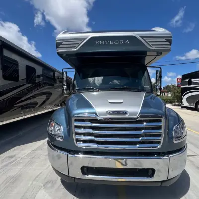 2025 Entegra Coach Accolade 37K photo 3