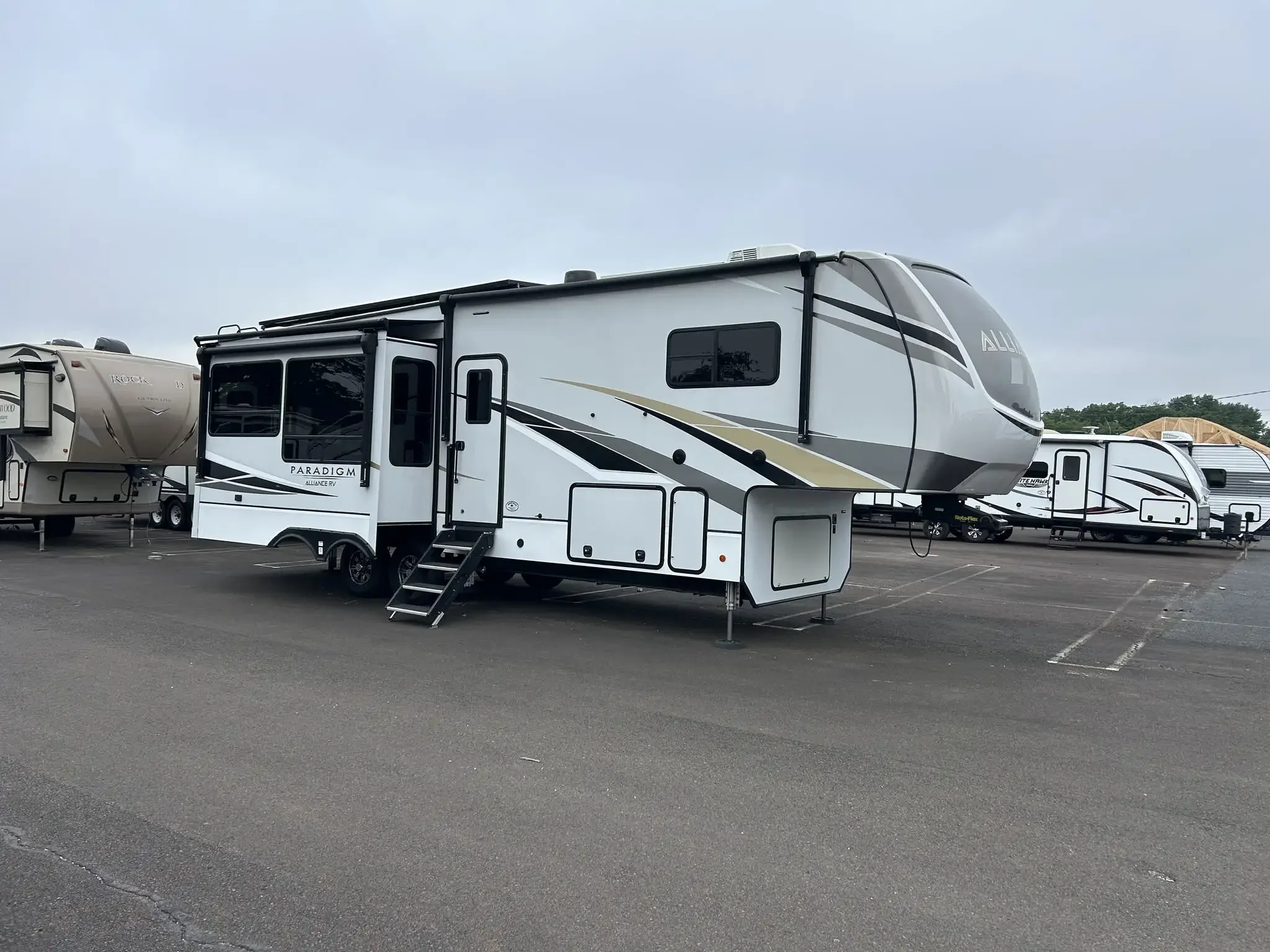2021 Alliance Paradigm 310RL exterior