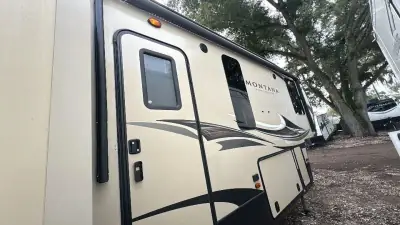 2018 Keystone Montana High Country FW 358BH photo 10