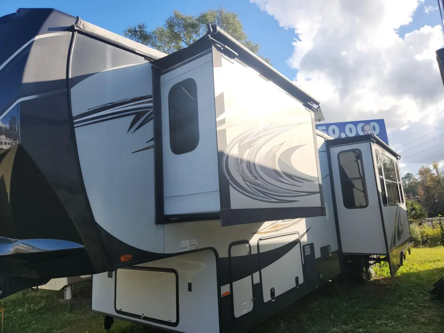 2014 Heartland Cyclone CY4100KING exterior