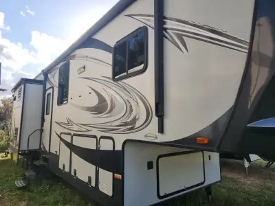 2014 Heartland Cyclone CY4100KING photo 2