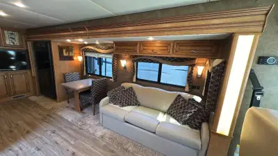 2014 Newmar Canyon Star 3940 photo 12