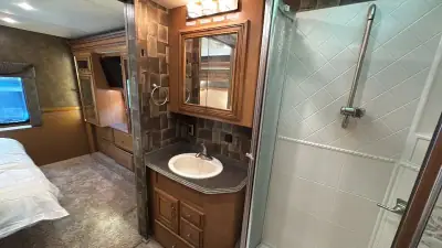 2014 Newmar Canyon Star 3940 photo 16