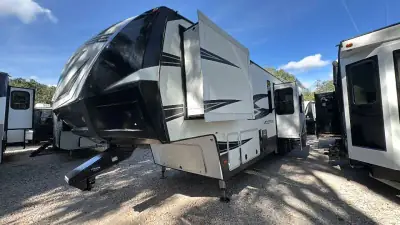 2017 Voltage By Dutchmen Voltage FW Toy Hauler 4105 photo 3