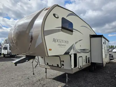 2016 Forest River Rockwood Signature Ultra Lite 8289WS photo 2