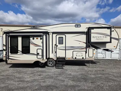 2016 Forest River Rockwood Signature Ultra Lite 8289WS photo 3
