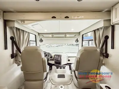 2026 Thor Motor Coach Hurricane photo 13