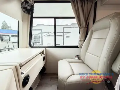 2026 Thor Motor Coach Hurricane photo 11