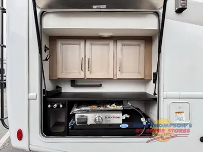 2026 Thor Motor Coach Hurricane photo 9