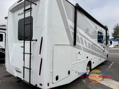 2026 Thor Motor Coach Hurricane photo 5