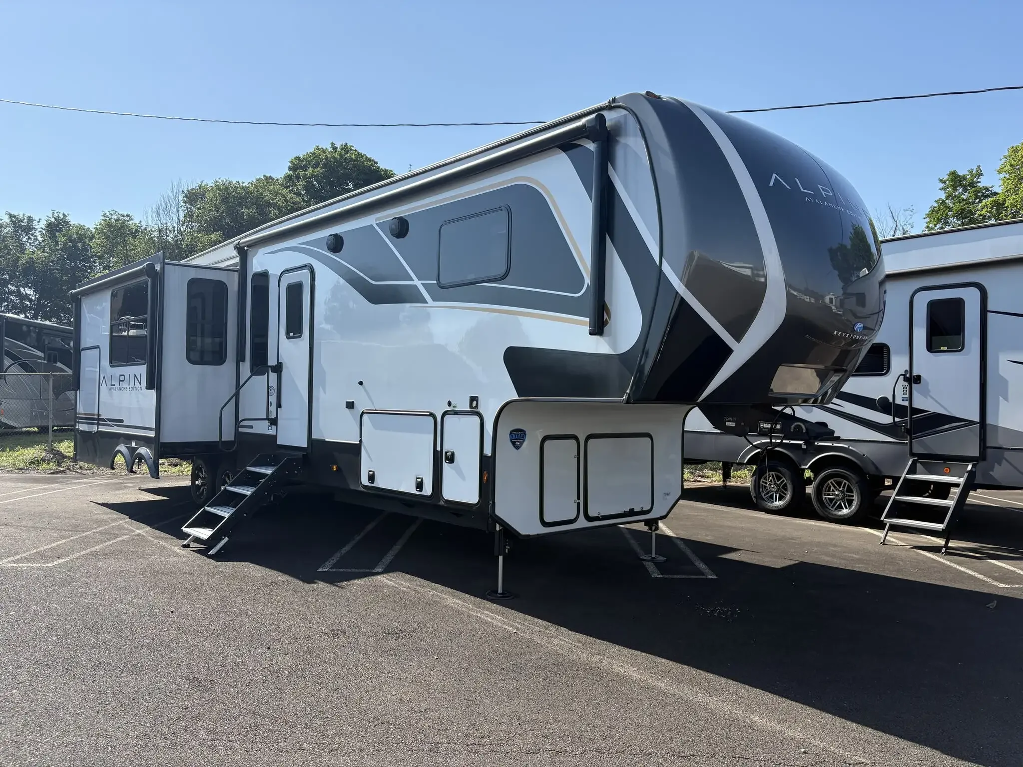 2024 Keystone Avalanche 338GK exterior
