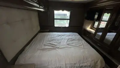 2017 Thor Motor Coach Challenger 37YT photo 26
