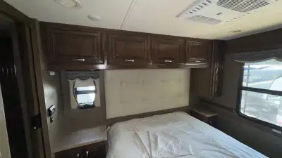2017 Thor Motor Coach Challenger 37YT photo 28