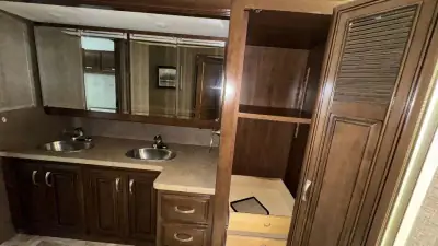 2017 Thor Motor Coach Challenger 37YT photo 25
