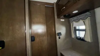 2017 Thor Motor Coach Challenger 37YT photo 33