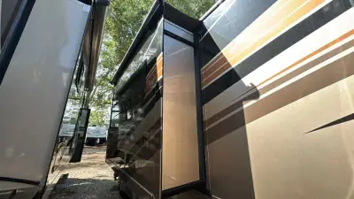 2017 Thor Motor Coach Challenger 37YT photo 60