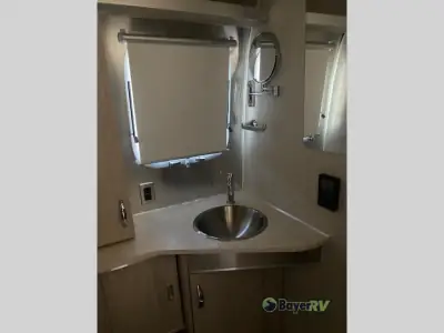 2026 Airstream Globetrotter 25FB Twin photo 17