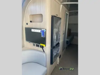 2026 Airstream Globetrotter 25FB Twin photo 14
