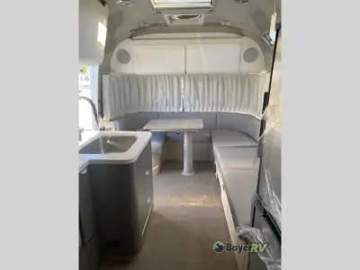 2026 Airstream Globetrotter 25FB Twin photo 11