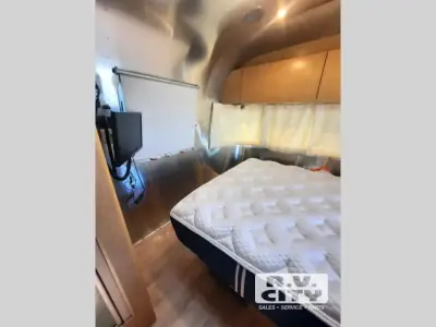 2015 Airstream Flying Cloud 25FB photo 10