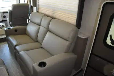 2020 Thor Motor Coach Hurricane 33X photo 21