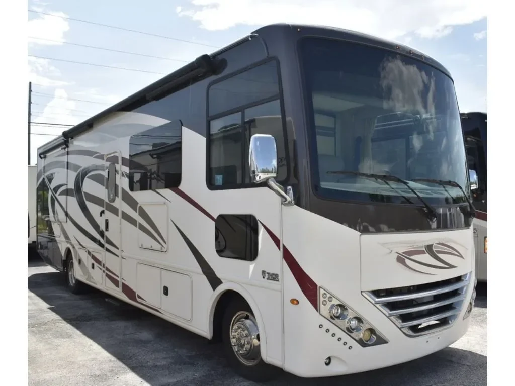 2020 Thor Motor Coach Hurricane 33X exterior