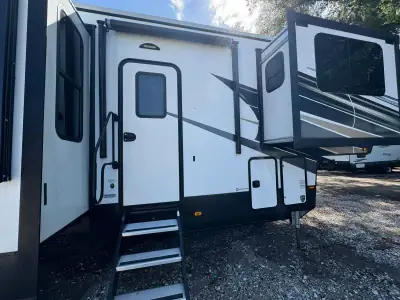 2022 Heartland Bighorn Fifth Wheel 3950FL photo 9