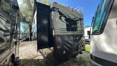 2017 Holiday Rambler Vacationer XE 36D photo 5