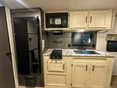 2027 Shasta Rvs Compact 18FQ photo 16