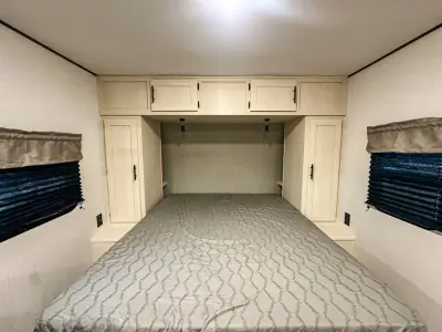 2027 Shasta Rvs Compact 18FQ photo 31