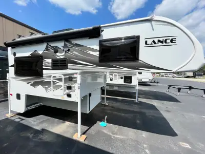 2024 Lance 865 photo 8