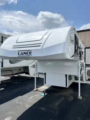 2024 Lance 865 photo 3