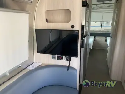 2021 Airstream Globetrotter 27FB Twin photo 9