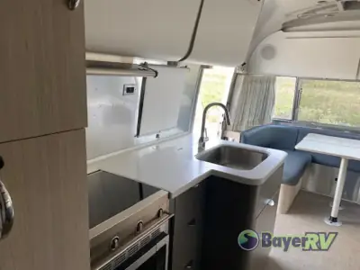 2021 Airstream Globetrotter 27FB Twin photo 17