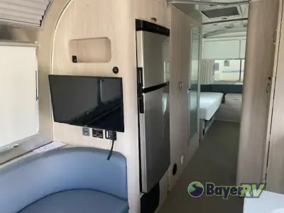 2021 Airstream Globetrotter 27FB Twin photo 19