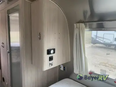 2021 Airstream Globetrotter 27FB Twin photo 14