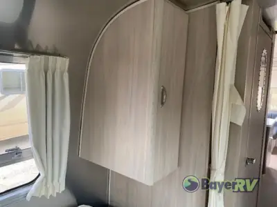 2021 Airstream Globetrotter 27FB Twin photo 15