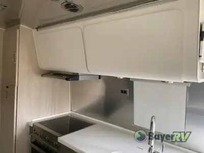 2021 Airstream Globetrotter 27FB Twin photo 11