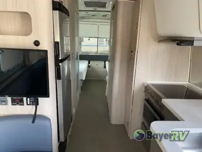 2021 Airstream Globetrotter 27FB Twin photo 8
