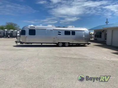 2023 Airstream Classic 33FB photo 3