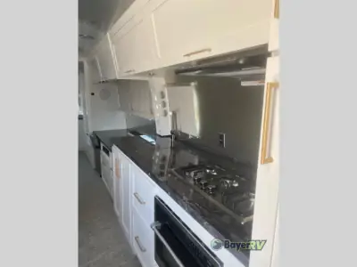 2023 Airstream Classic 33FB photo 11