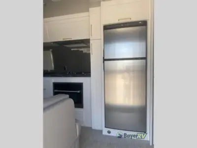 2023 Airstream Classic 33FB photo 9
