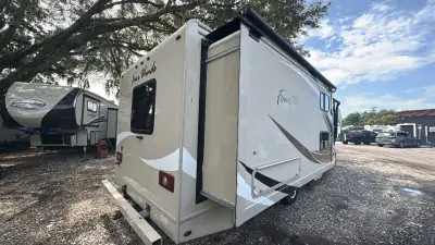 2018 Thor Motor Coach Four Winds 30D photo 36