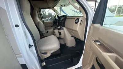 2018 Thor Motor Coach Four Winds 30D photo 8