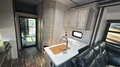 2023 Keystone Fuzion Fifth Wheel TH 430 photo 17